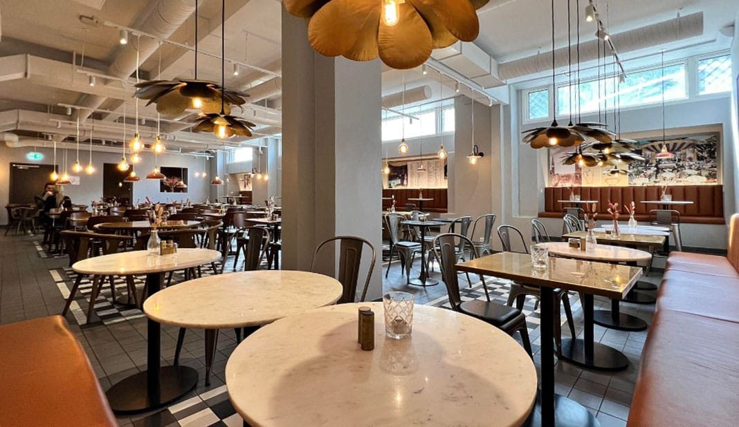 Skybar — loungeområde med marmorborde